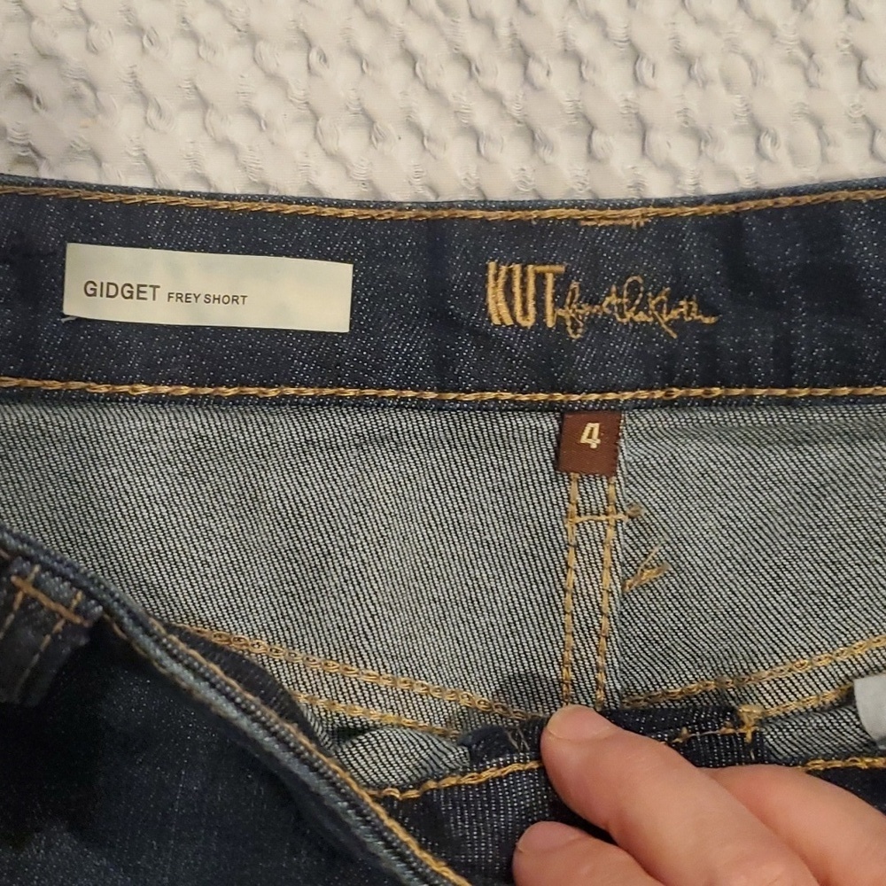 NWOT KUT from the Kloth Gidget Fray Jean Shorts Size 4 - Picture 3 of 5